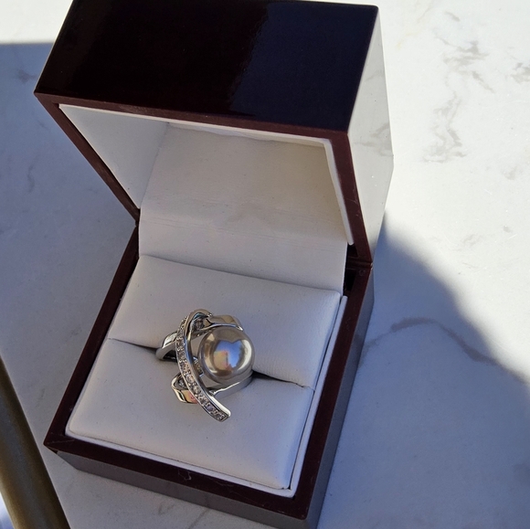 Silver and Cream Pearl Ring with Leaf Design - Picture 9 of 9